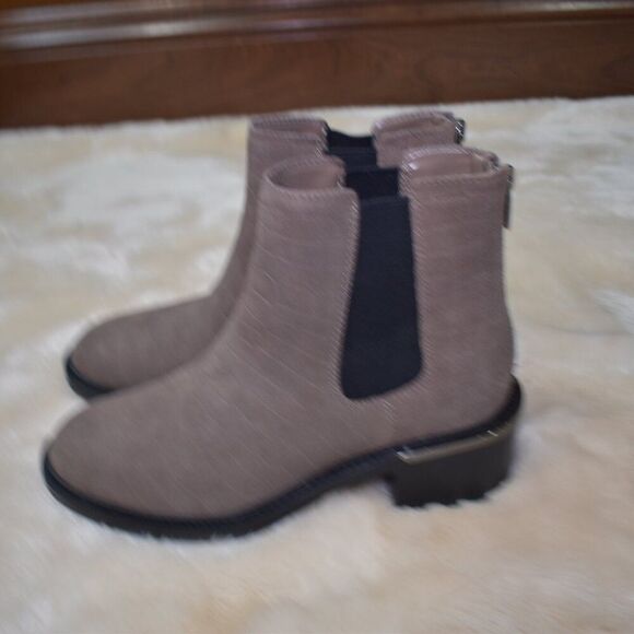 Vince Camuto Kelivena Suede Chelsea Boots Women’s Sz 8.5 Taupe Brown Croc Print - Picture 2 of 14